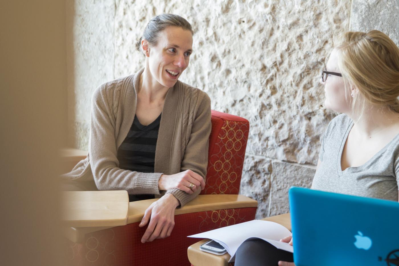 教授. Tracy Gartner meets with a student.